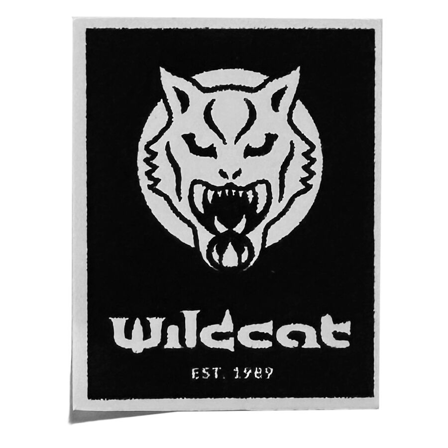 Autocollant Wildcat au design noir et blanc Autocollant Wildcat noir et blanc avec visage de chat féroce et logo