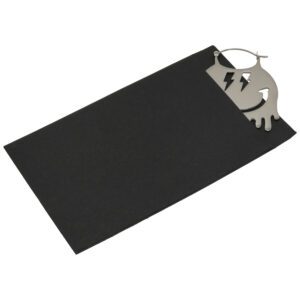 Sac cadeau noir avec pendentif chat brillant sur fond blanc