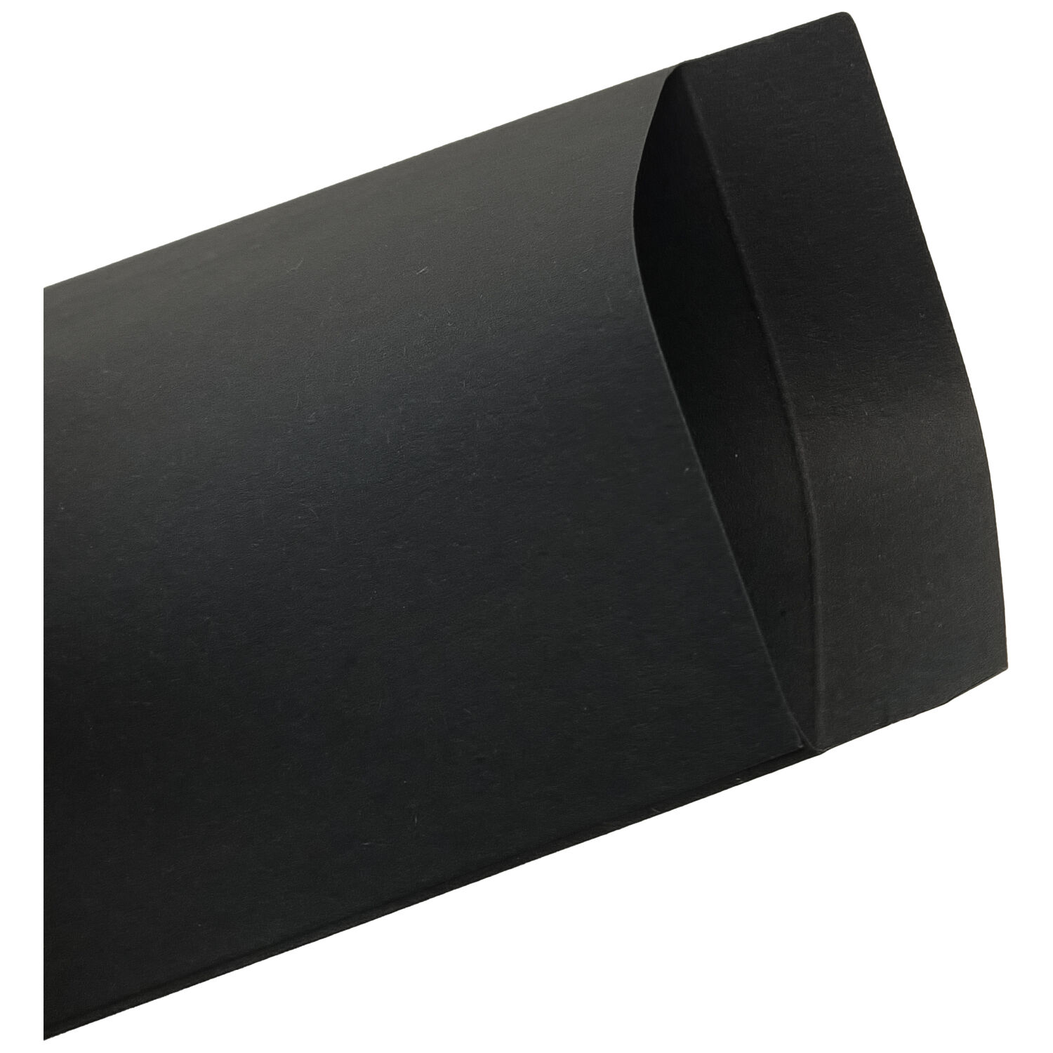 Sac cadeau en papier noir Sac cadeau en papier noir sur fond blanc, légèrement ouvert