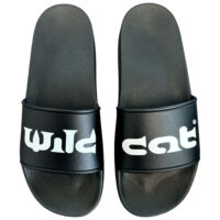 Slides noires Wildcat avec logo Sandales noires Wildcat en PVC avec logo blanc sur fond blanc