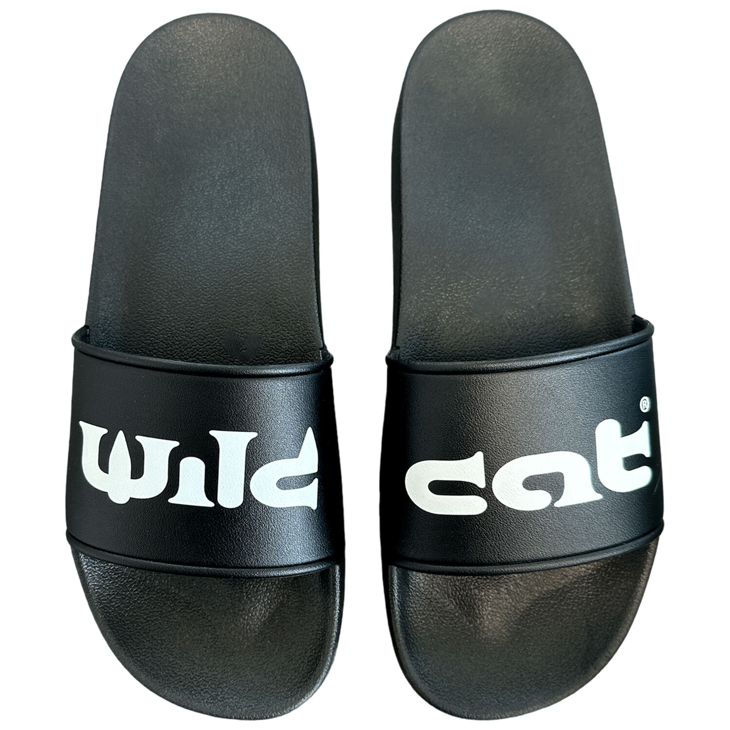 Slides noires Wildcat avec logo Sandales noires Wildcat en PVC avec logo blanc sur fond blanc