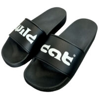 Slides noires Wildcat avec logo Slides en PVC noires avec logo Wildcat blanc sur fond neutre