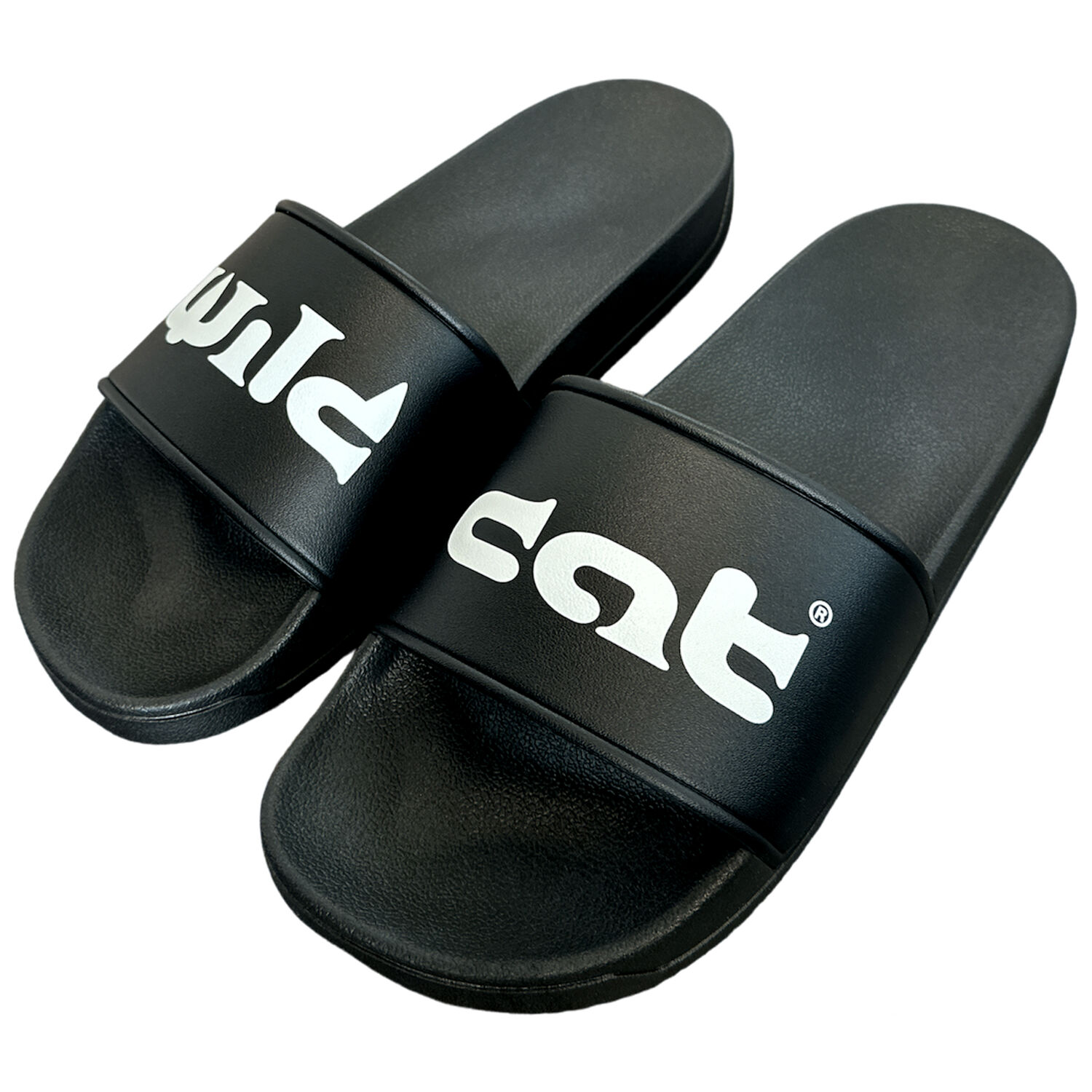 Slides noires Wildcat avec logo Slides en PVC noires avec logo Wildcat blanc sur fond neutre