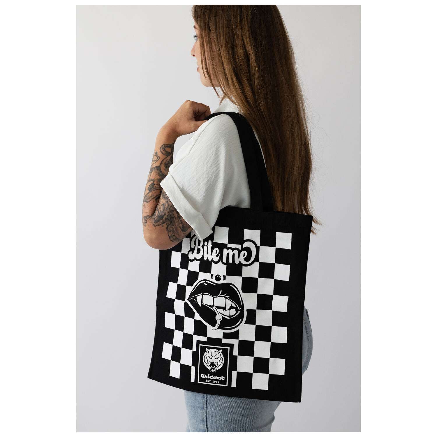 Sac en coton à damier Wildcat Femme avec un sac en coton noir, motif à damier et inscription 'Bite Me'
