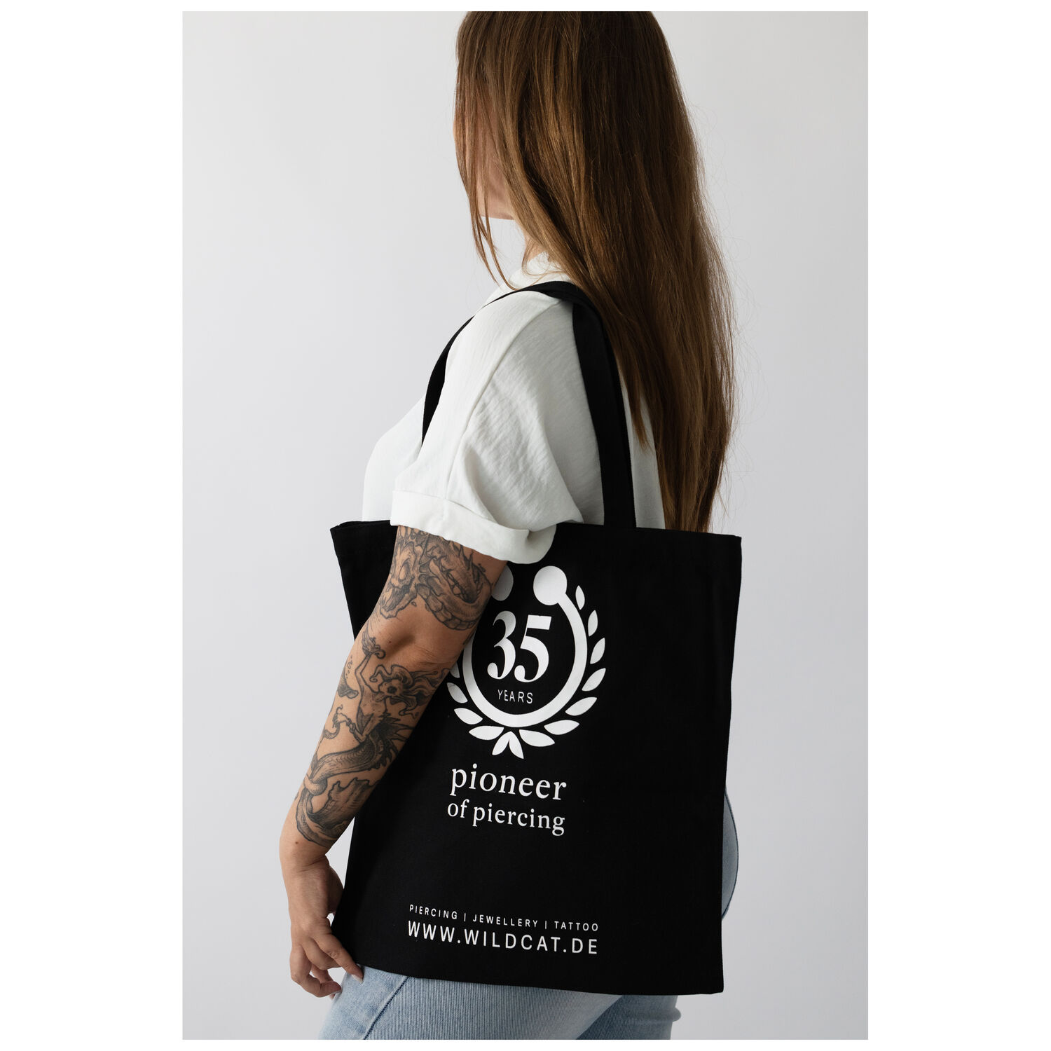 Sac en coton noir Wildcat 'Bite Me' Femme portant un sac en coton noir avec logo Wildcat et impression 'Bite Me'