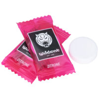 Deux bonbons Dextrose Wildcat roses au goût de citron sur fond blanc