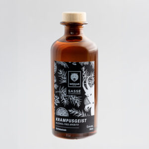 Bouteille en verre brun avec étiquette noire, motifs botaniques, fond gris