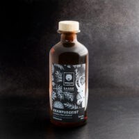 Bouteille en verre marron avec design Wildcat sur fond sombre