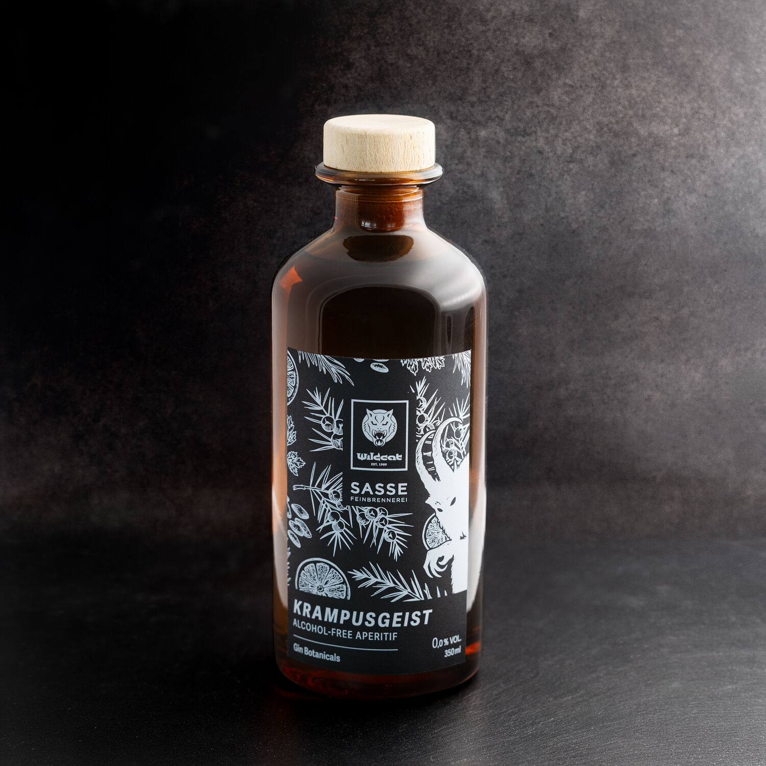 Bouteille en verre marron avec design Wildcat sur fond sombre
