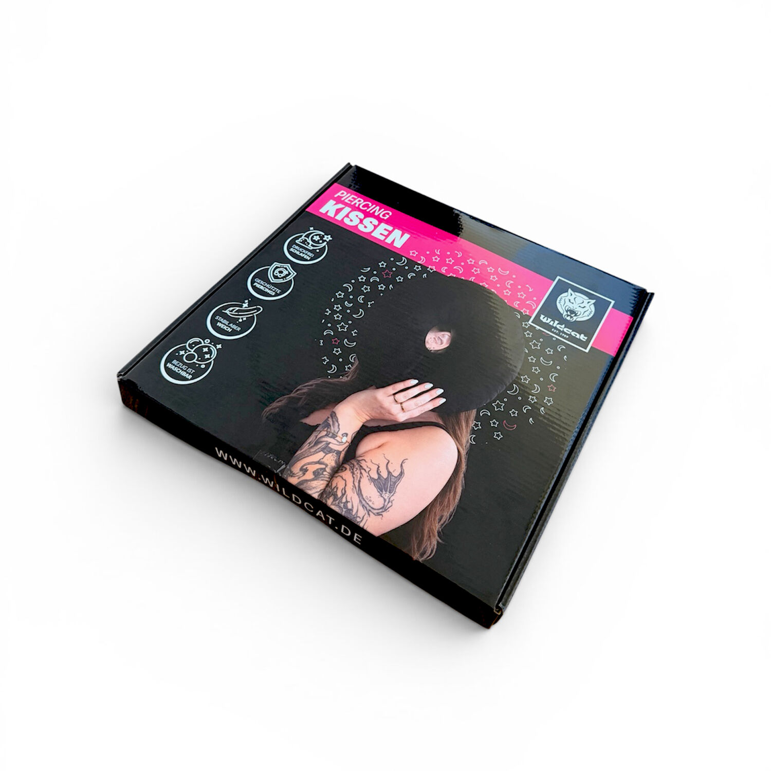 Emballage de coussin de piercing Wildcat Emballage noir d'un coussin de piercing Wildcat avec logo rose et graphiques.