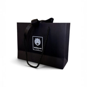 Sac cadeau noir avec logo Wildcat et poignées en corde sur fond blanc