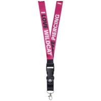 Lanière rose Wildcat avec impression Longue lanière rose avec clip noir et inscriptions 'I LOVE WILDCAT' et 'I LOVE PIERCING' sur fond blanc