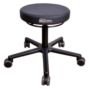 Chaise de travail ronde noire en similicuir avec base en aluminium et roulettes sur fond blanc