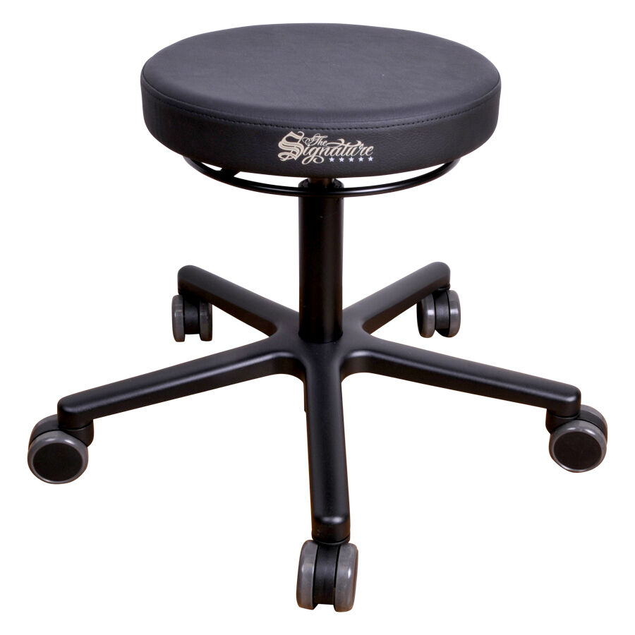 Chaise de travail ronde noire en similicuir avec base en aluminium et roulettes sur fond blanc