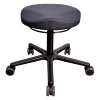 Chaise de bureau ronde en similicuir, noire Chaise de bureau ronde noire avec revêtement en similicuir et pied en aluminium sur fond blanc