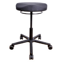 Chaise de travail ronde en similicuir Chaise de travail ronde noire en similicuir avec pied en aluminium sur fond blanc