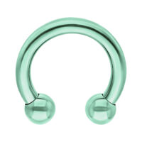 Barbell rond en vert clair, titane Barbell rond vert clair en titane avec deux boules sur fond blanc