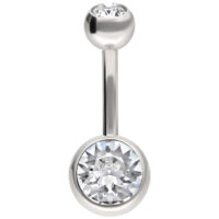 Piercing nombril en titane argenté avec cristaux clairs sur fond blanc