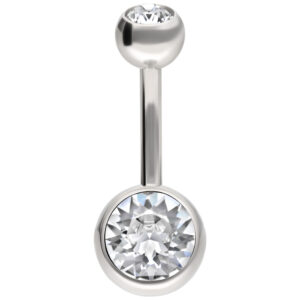 Piercing nombril en titane argenté avec cristaux clairs sur fond blanc