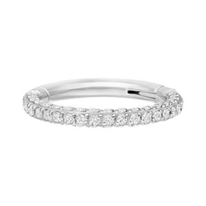 Clicker à cristaux multicôtés argenté de 1,2 mm d'épaisseur et 6,0 mm de diamètre sur fond blanc