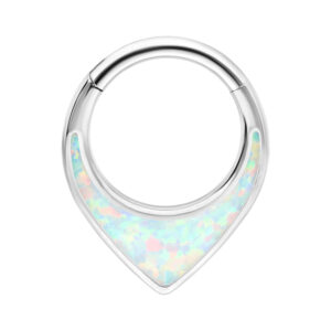 Clicker de septum en argent avec opale synthétique sur fond blanc