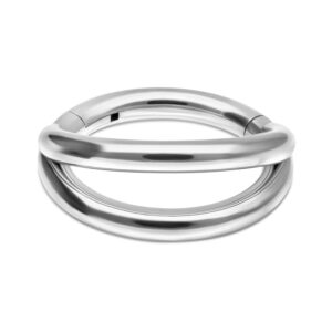 Clicker double rangée en argent en titane sur fond blanc