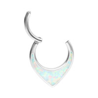 Chunky Opal Septum Clicker en argent Septum Clicker en argent avec opale synthétique blanche sur fond blanc