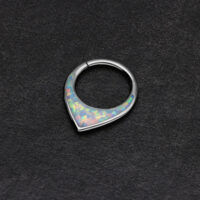 Clicker de septum chunky en opale en titane argenté Clicker de septum argenté avec opale synthétique sur fond noir