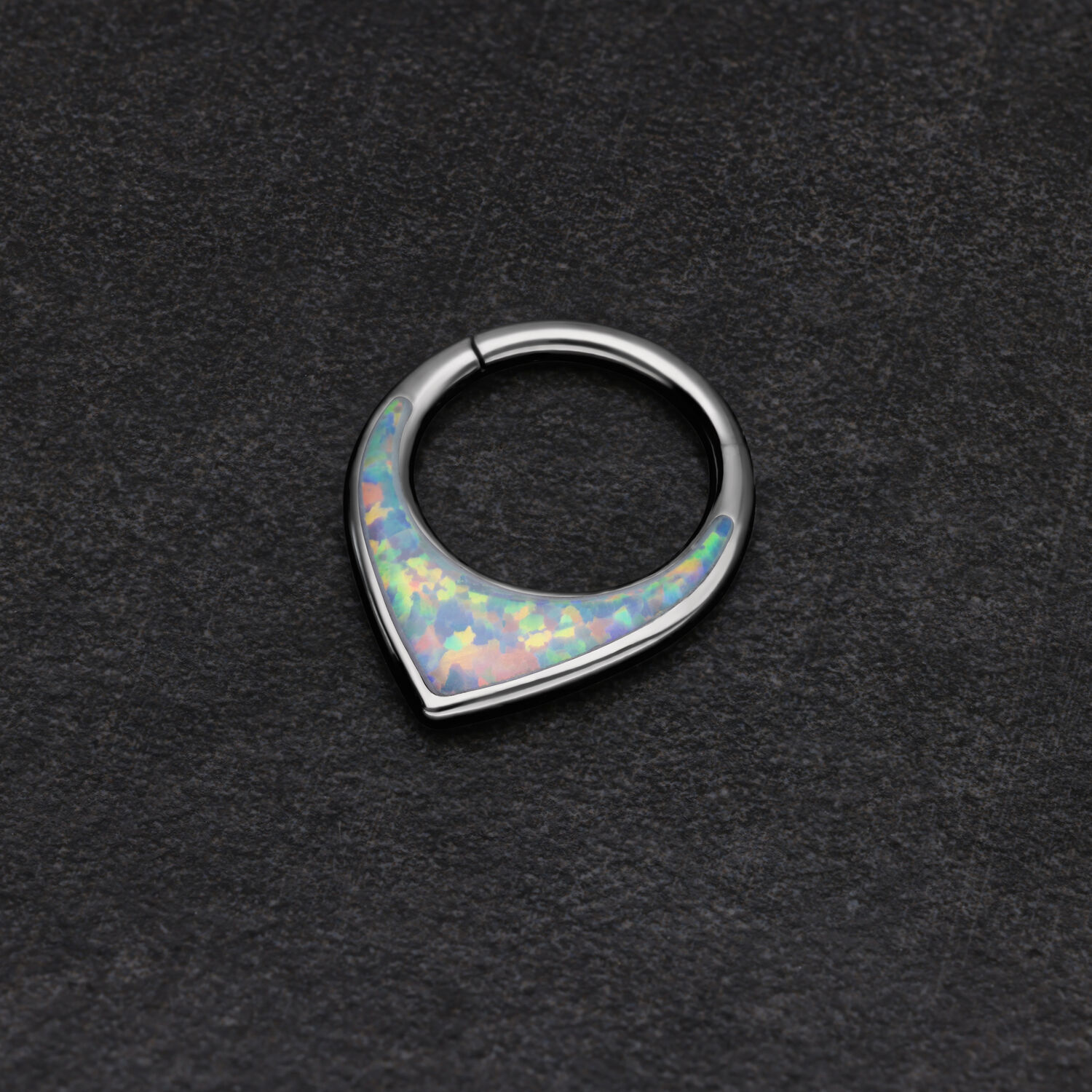 Clicker de septum chunky en opale en titane argenté Clicker de septum argenté avec opale synthétique sur fond noir