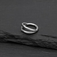 Anneau Clicker Piercing Double Rangée en Argent Anneau clicker double rangée en argent en titane sur fond noir