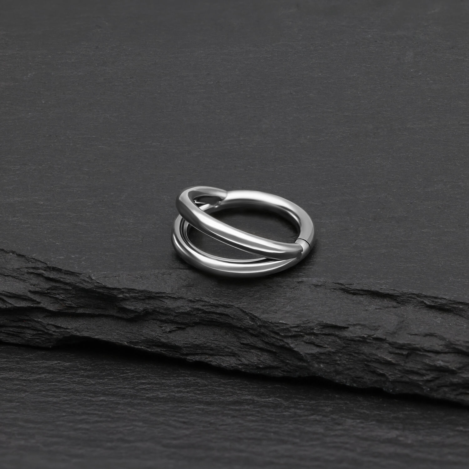Anneau Clicker Piercing Double Rangée en Argent Anneau clicker double rangée en argent en titane sur fond noir