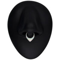 Clicker de septum en opale argenté sur présentoir noir Clicker de septum argenté avec opale blanche sur présentoir nasal noir