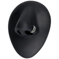 Clicker double rangée en argent sur fond noir Piercing Clicker double rangée en argent sur modèle de nez noir