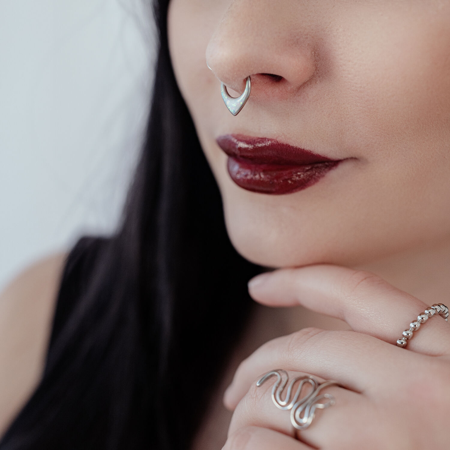 Chunky Opale Septum Clicker en Argent Femme avec un septum clicker en argent et des lèvres rouges