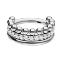 Clicker piercing argenté avec cristaux sur fond blanc