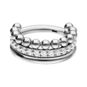 Clicker piercing argenté avec cristaux sur fond blanc