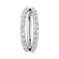 Anneau Clicker argenté avec double rangée de cristaux sur fond blanc