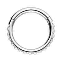 Piercing anneau argenté avec décoration de perles sur fond blanc