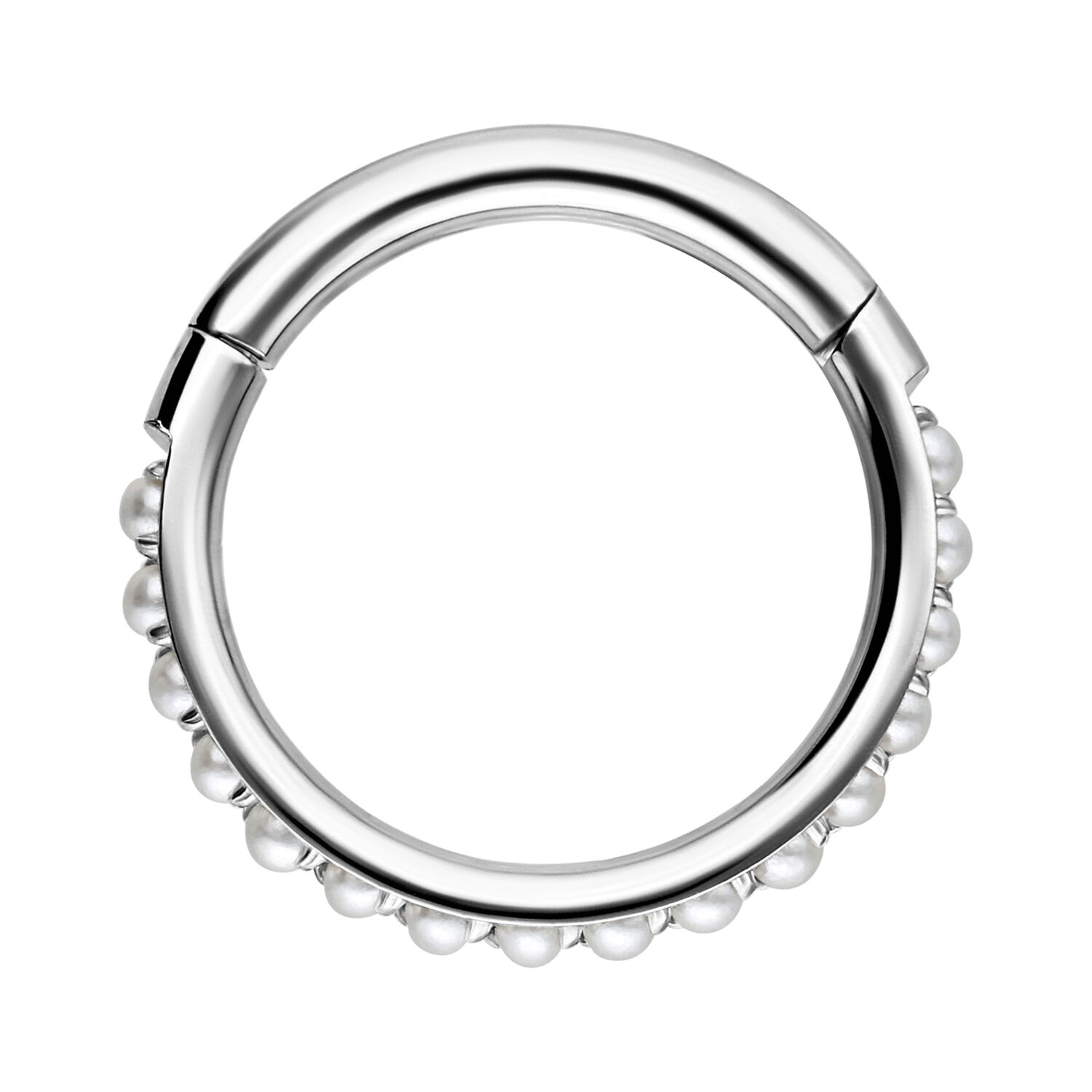 Piercing anneau argenté avec décoration de perles sur fond blanc