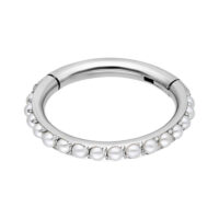 Anneau de piercing argenté avec perles blanches sur fond blanc