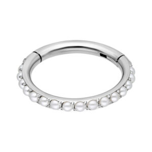Anneau de piercing argenté avec perles blanches sur fond blanc