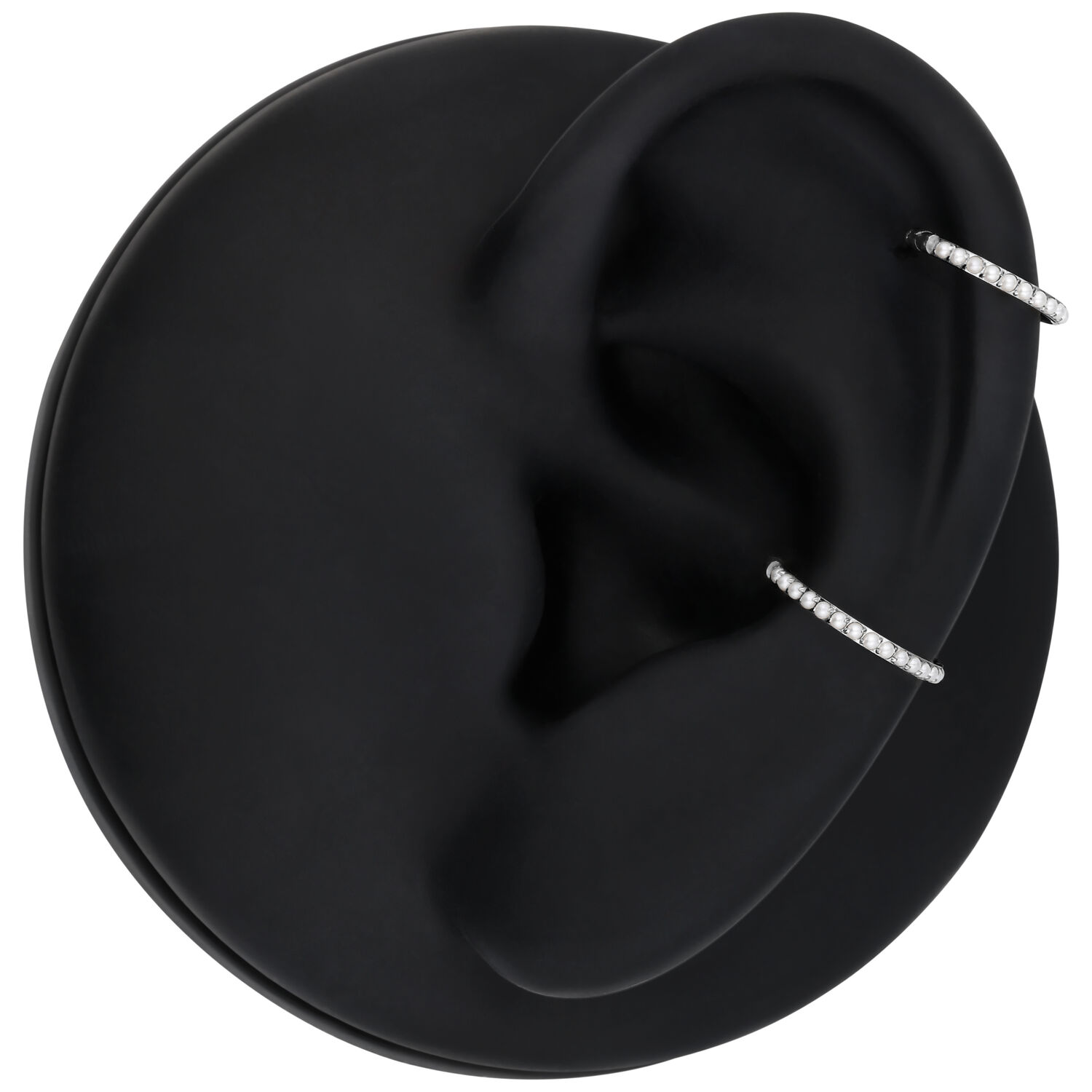 Anneau de piercing en titane argenté, 6,0 mm, sur fond noir
