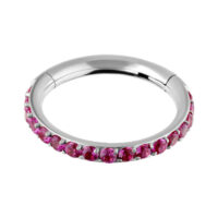 Clicker argenté avec cristaux rouges, 12 mm Anneau argenté avec cristaux rouges sur fond blanc