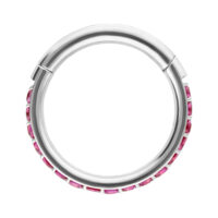 Clicker argenté avec cristaux rouges, 12 mm Anneau argenté avec cristaux rouges, diamètre intérieur 12 mm, sur fond blanc