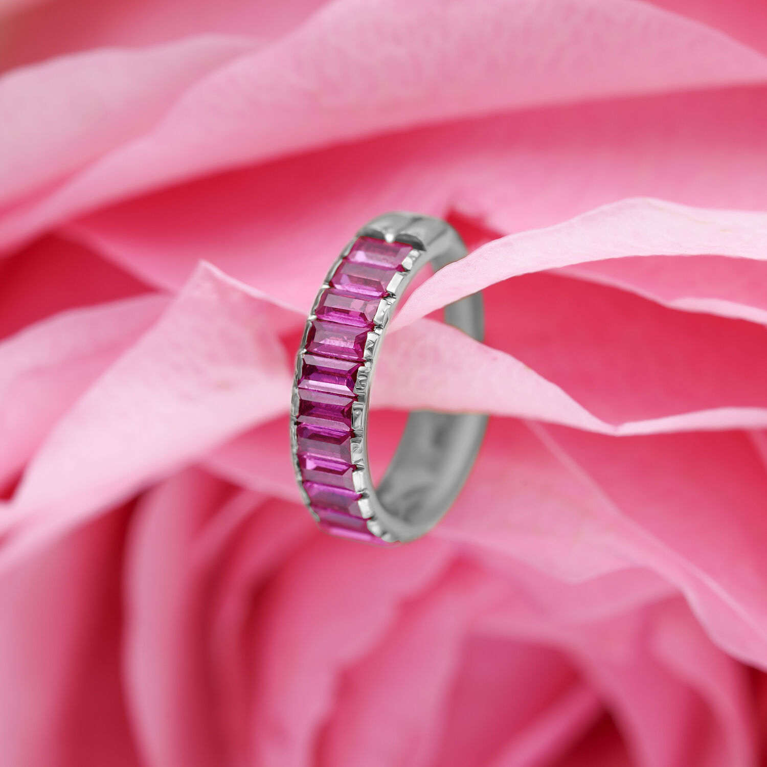Clicker argenté avec cristaux rouges, 8 mm Anneau de piercing argenté avec cristaux baguette rouges sur fond de fleurs roses