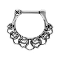 Clicker de septum argenté avec design floral sur fond blanc