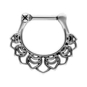 Clicker de septum argenté avec design floral sur fond blanc