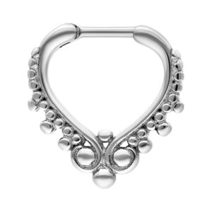 Clicker septum argenté en acier chirurgical avec design orné sur fond blanc