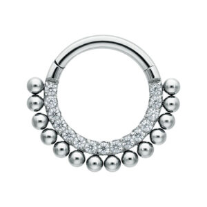 Anneau de piercing argenté avec cristaux et petites boules sur fond blanc