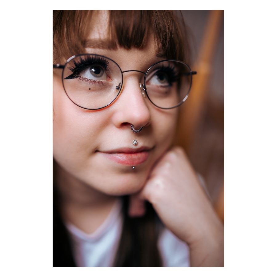 Piercing de nez avec cristal et boules Femme avec piercing au nez, cristal et boules, souriante
